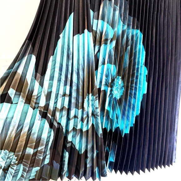 Ted Baker Blue Izmir Pleated Midi Skirt Floral $295 Size 0 XS Satin - Picture 8 of 16